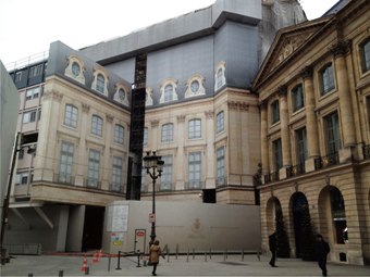 パリのヴァンドーム広場に面した建物の大規模改築工事
