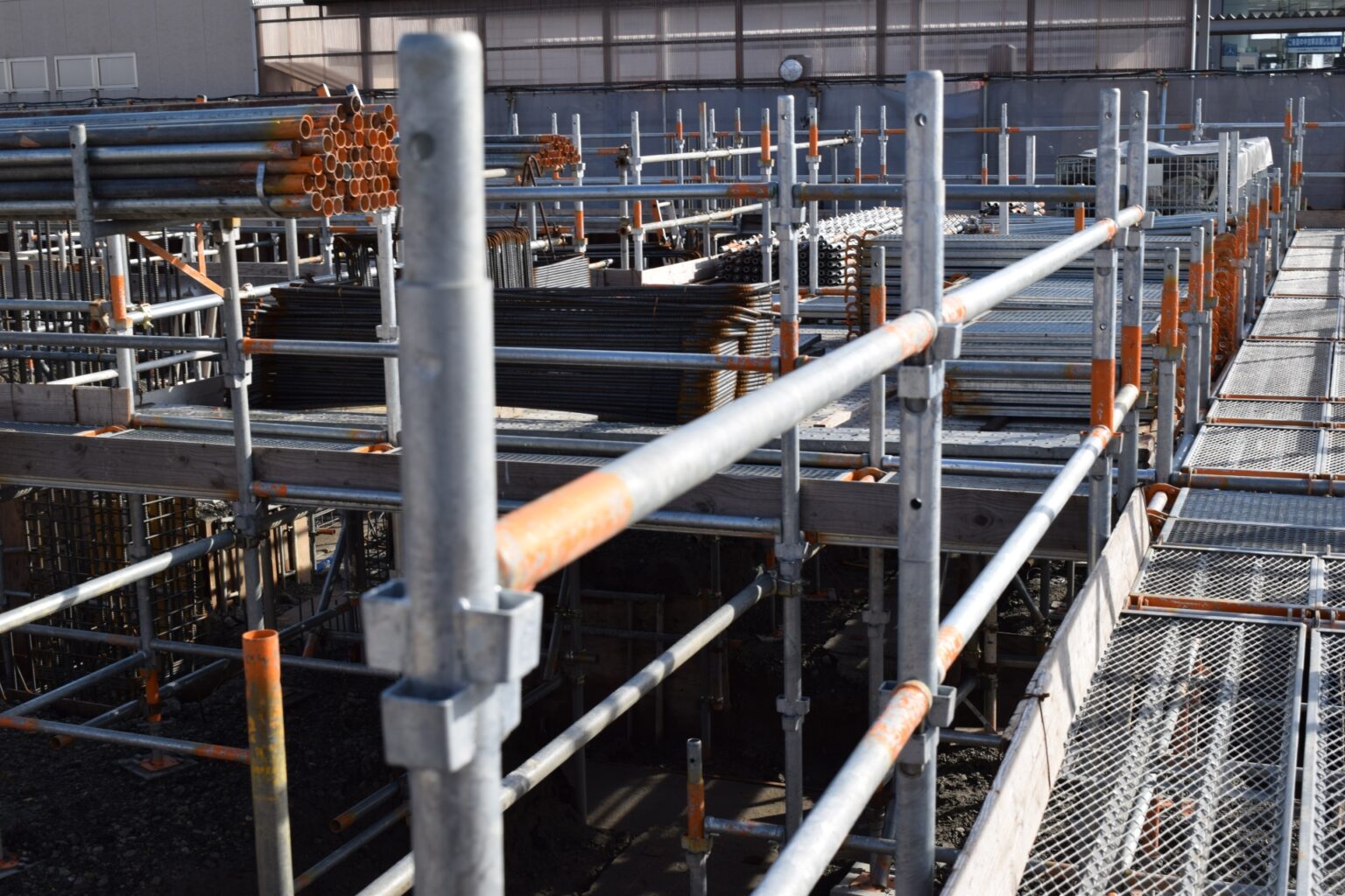 足場で使われる養生シートと養生幕の認識の違いとは？役割や費用目安を解説 - 建築現場のイメージシート【現場シート･足場シート･養生幕のことなら ...