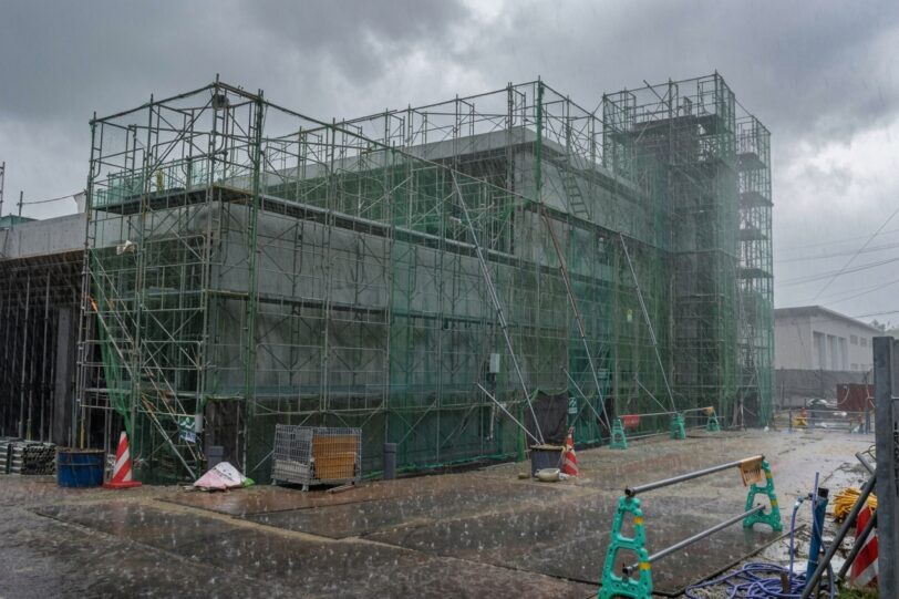 雨の工事現場